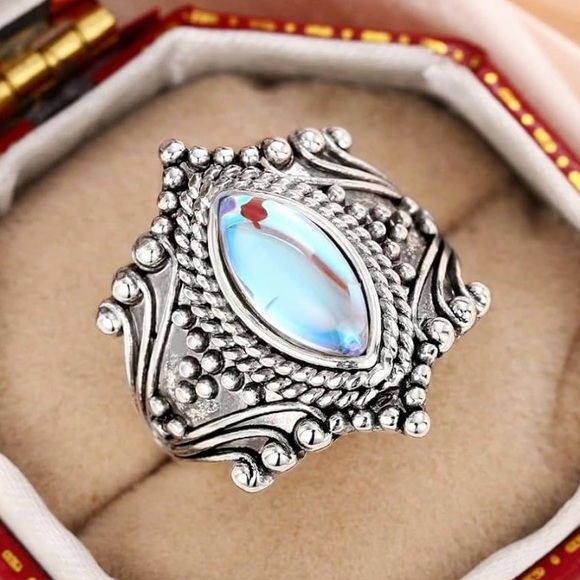 Silver Tone mood ring moonstone
Victoria style Size 7 - Picture 4 of 4